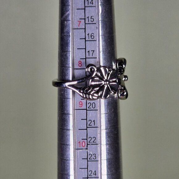 Triple Flower Band Ring With Leaf Details Size 8.5 (NWOT) - Picture 6 of 6